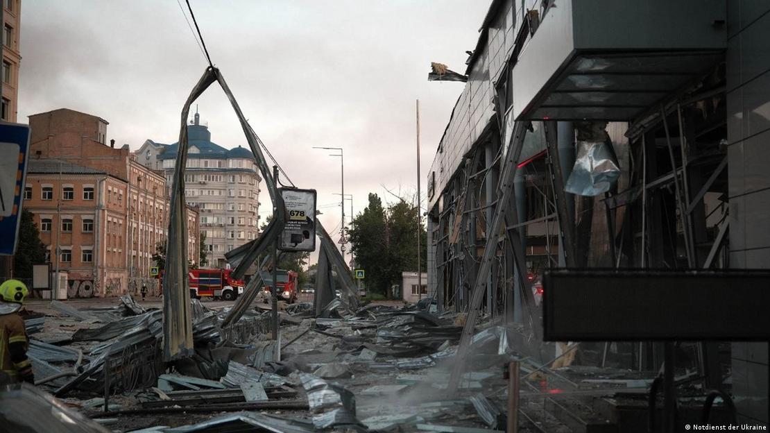 Escombros sobre uma calçada em Kiev