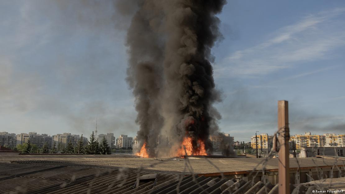 Una densa columna de humo y llamas salen de edificos de aparcamiento por bombardeos de Rusia en Kiev, Ucrania. (2.06.2026). Una densa columna de humo y llamas salen de edificos de aparcamiento por bombardeos de Rusia en Kiev, Ucrania. (2.06.2026).