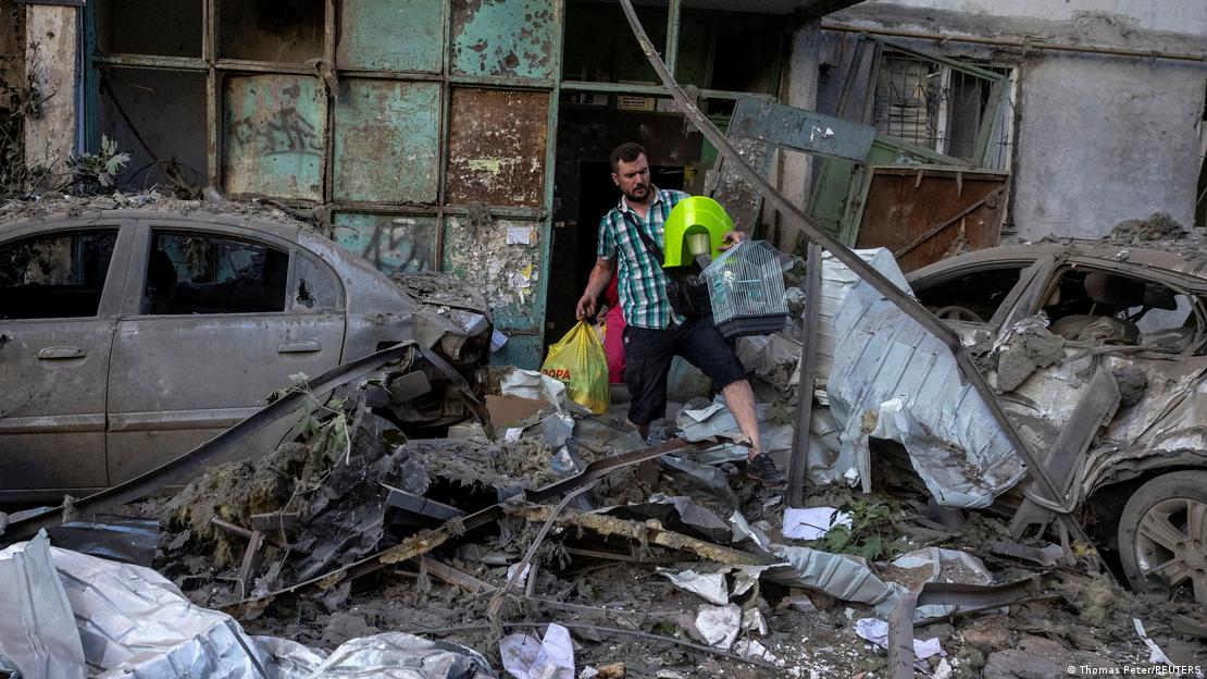 Un hombre acarrea objetos entre los escombros: destrucción en Kiev tras masivo ataque del Ejército ruso. (2.06.2026). Un hombre acarrea objetos entre los escombros: destrucción en Kiev tras masivo ataque del Ejército ruso. (2.06.2026).