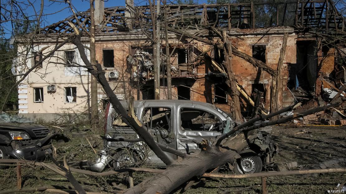 Escombros y automóviles incendiados en Kiev tras uno de los mayores ataques de Rusia en Ucrania. Escombros y automóviles incendiados en Kiev tras uno de los mayores ataques de Rusia en Ucrania.