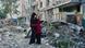 Un hombre y una mujer se abrazan ante los escombros de un edificio de viviendas en Kiev, destruido por bombardeos del Ejército ruso. (2.06.2026). Un hombre y una mujer se abrazan ante los escombros de un edificio de viviendas en Kiev, destruido por bombardeos del Ejército ruso. (2.06.2026).