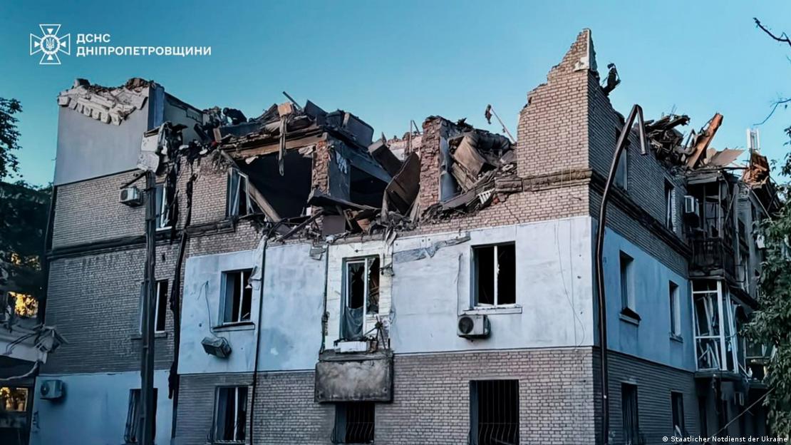 Edifício de quatro andares com a parte superior totalmente destruída