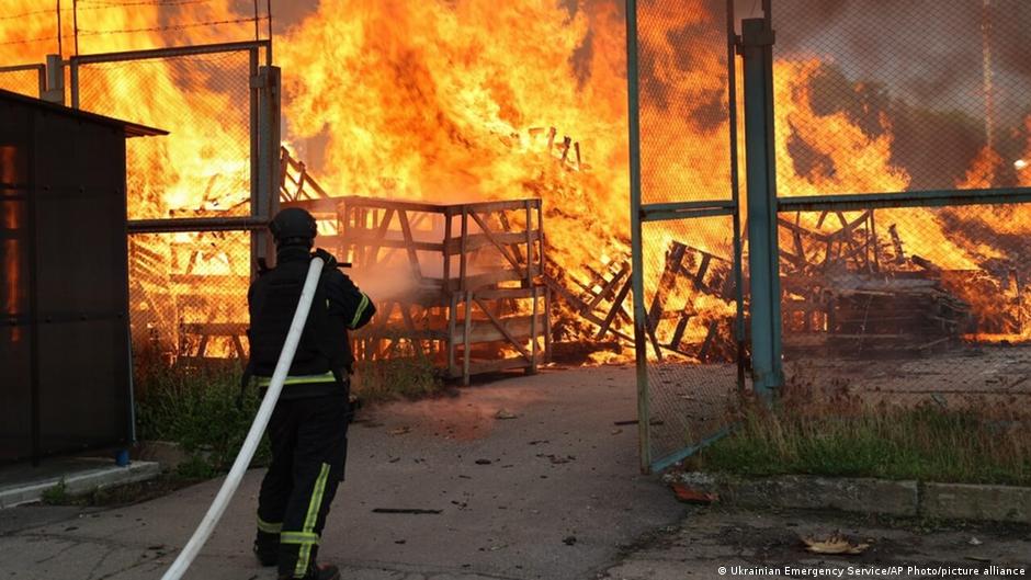 Війська РФ уночі атакували Україну балістичною ракетою і майже трьома сотнями дронів