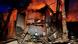 En esta fotografía facilitada por los Servicios de Emergencia de Ucrania, un miembro del equipo de rescate apaga el incendio de un edificio residencial destruido tras un ataque ruso en la región de Dnipropetrovsk. (02.06.2026) En esta fotografía facilitada por los Servicios de Emergencia de Ucrania, un miembro del equipo de rescate apaga el incendio de un edificio residencial destruido tras un ataque ruso en la región de Dnipropetrovsk. (02.06.2026)