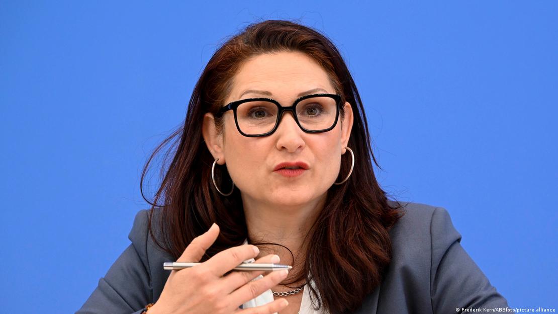 Ferda Ataman Berlin'de düzenlenen toplantıda son ayrımcılık raporunu tanıttı. 
