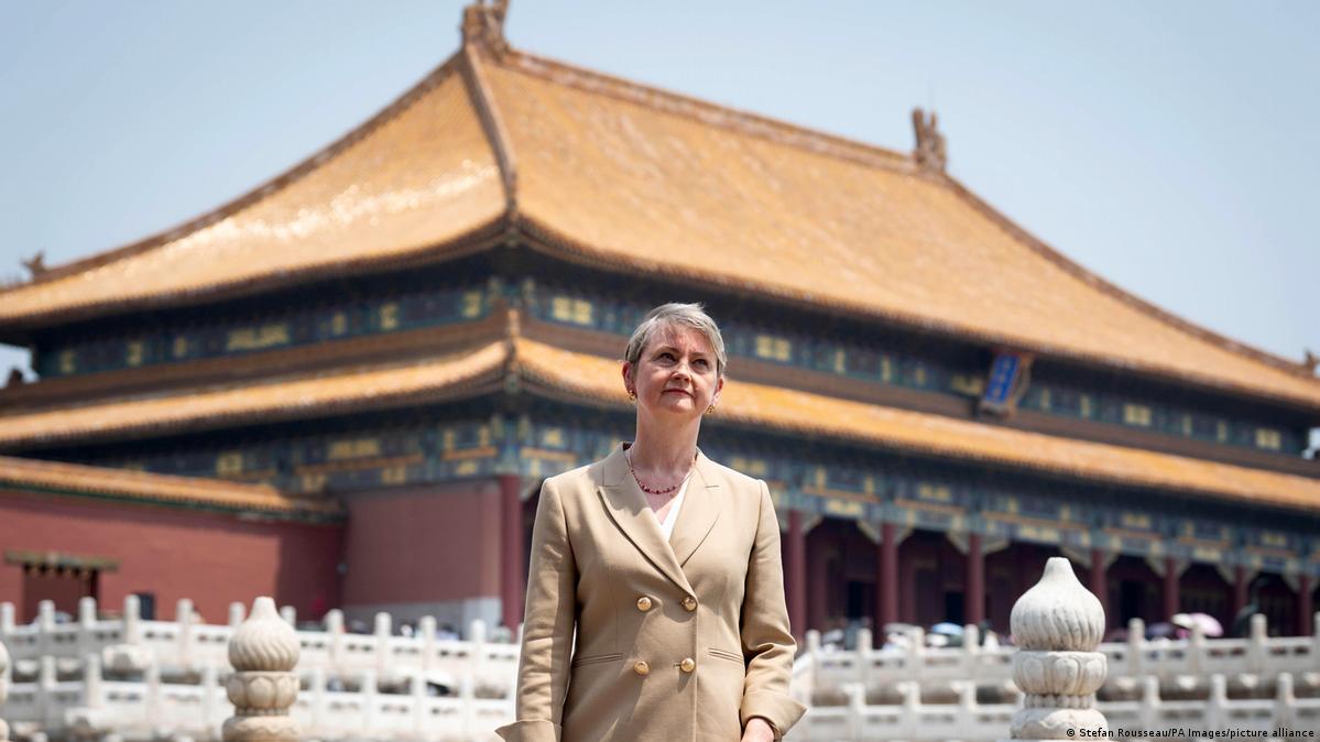 周二（6月2日），英国外交大臣库珀也前往故宫博物院，游览了这座皇家宫殿群。