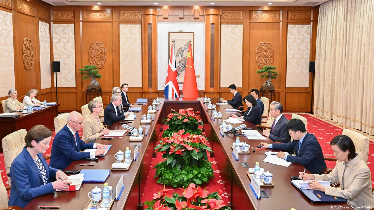 英国外交大臣库珀与中共中央政治局委员、中国外交部长王毅6月2日在北京举行了“第十一次中英战略对话”。据中国官方报道，除谈及中英关系外，双方也就伊朗、乌克兰等问题交换了意见