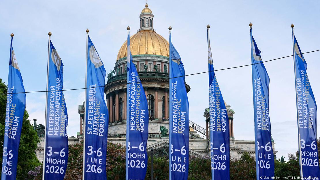 Banderas del Foro Económico de San Petersburgo, conocido como el "Davos" ruso.
