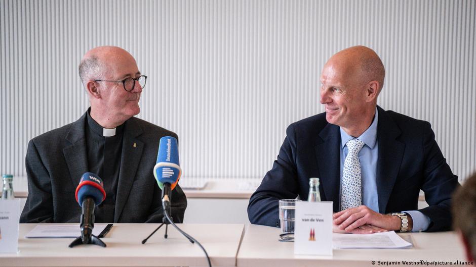 Gido Asman (levo) i Klemens van de Ven izložili su planove na konferenciji za novinare u utorak 2. juna 2026. u Kelnu