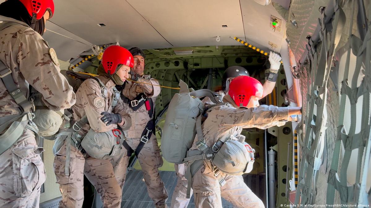 Princess Leonor jumps out of an aircraft as part of her parachuting course Image: Casa de S.M. el Rey/Europa Press/ABACA/picture alliance