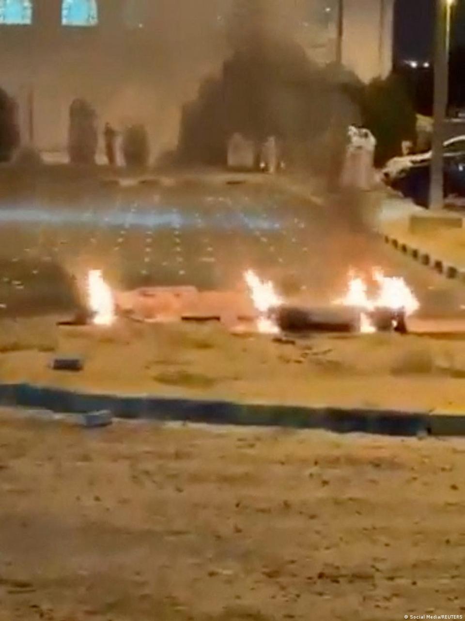 کویت ایئر پورٹ پر مبینہ ڈرون حملوں کے بعد پارکنگ لاٹ میں پڑا ملبہ جلتا ہوا دکھائی دے رہا ہے