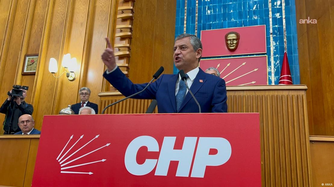 Mahkeme kararıyla genel başkanlıktan uzaklaştırılan CHP lideri Özgür Özel, meclis grubunda konuşma yaparken 