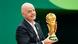 FIFA Başkanı Gianni Infantino, Dallas'taki bir etkinlikte Dünya Kupası'nı elinde tutarak konuşma yapıyor FIFA Başkanı Gianni Infantino, Dallas'taki bir etkinlikte Dünya Kupası'nı elinde tutarak konuşma yapıyor
