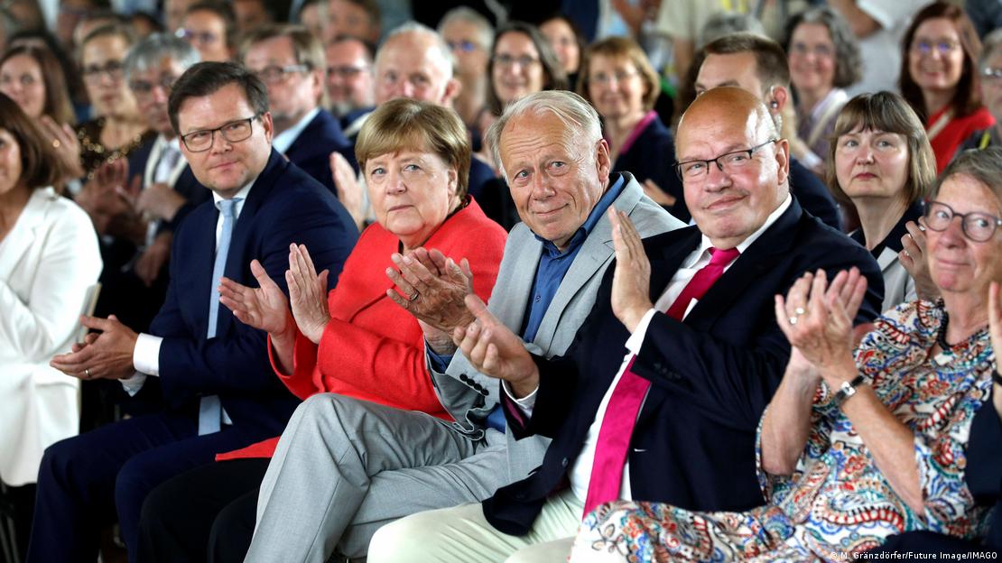 Carsten Schneider, Angela Merkel, Jürgen Trittin, Peter Altmaier y Barbara Hendricks en el Café Moscú de Berlín, el pasado 2 de junio.