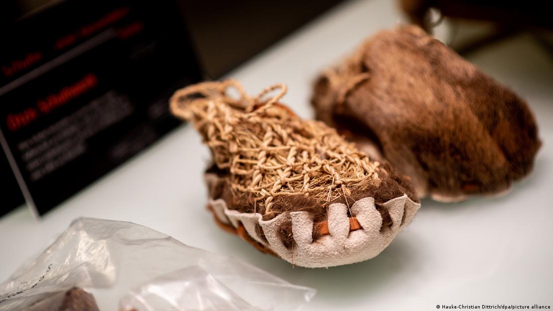 Reconstrucción del calzado de Ötzi, expuesta en el Landesmuseum de Oldenburg en 2023.