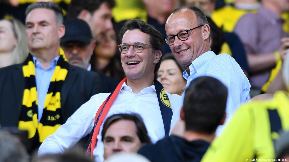 Fotoja tregon kryeministrin e Rinit të Veriut-Vestfalisë, Hendrik Wüst (CDU), dhe Friedrich Merz-in (gjithashtu nga CDU) në tribunë gjatë një ndeshjeje të Bundesligës së Borussia Dortmund-it në maj të vitit 2023. Fotoja tregon kryeministrin e Rinit të Veriut-Vestfalisë, Hendrik Wüst (CDU), dhe Friedrich Merz-in (gjithashtu nga CDU) në tribunë gjatë një ndeshjeje të Bundesligës së Borussia Dortmund-it në maj të vitit 2023.