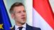 Porträt eines Mannes in Anzug (Peter Magyar), im Hintergrund die Europafahne und eine ungarische Fahne Porträt eines Mannes in Anzug (Peter Magyar), im Hintergrund die Europafahne und eine ungarische Fahne