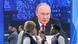 Władimir Putin na telebimie podczas forum gospodarczego w Sankt Petersburgu, na pierwszym planie kilka młodych osób Władimir Putin na telebimie podczas forum gospodarczego w Sankt Petersburgu, na pierwszym planie kilka młodych osób