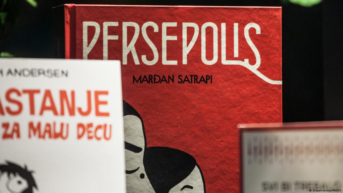 Un ejemplar de "Persépolis", la novela gráfica autobiográfica de Marjane Satrapi, a la venta en una librería de Belgrado en 2020.