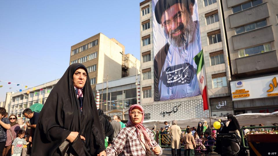 ایران میں حکومت کے حق میں ایک ریلی کا منظر ایران میں حکومت کے حق میں ایک ریلی کا منظر