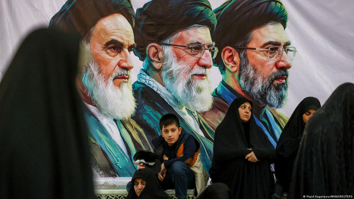 Iran Teheran 2026 | Zeremonie zum 37. Todestag von Ajatollah Ruhollah Chomeini 哈梅内伊去世后,其子莫杰塔巴被指定为继任者。由此,他成为自1979年革命以来伊斯兰共和国的第三任领导人