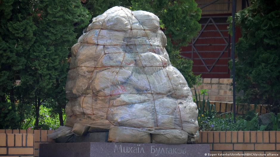 На Андріївському узвозі у Києві демонтували пам'ятник Булгакову