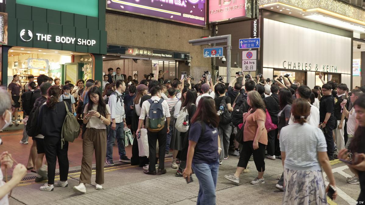 China Hongkong 2026 | Gedenken an Tiananmen-Massaker | Polizeipräsenz an der MTR-Station Causeway Bay 6月4日,在铜锣湾地铁站出口外的记利佐治街,悼念者不出5分钟就会被便衣包围。