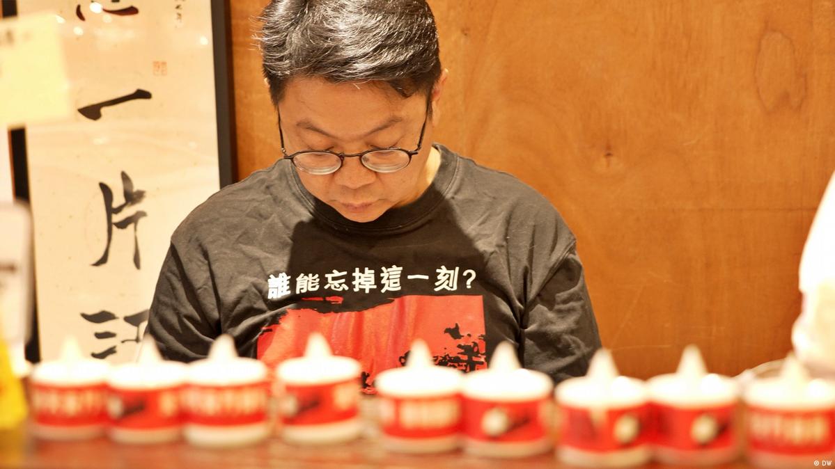 曾是区议员的朱江玮(Derek),如今是网购平台“如一”的老板。他在六四这天,在店内身穿“坦克人”t-shirt,坚持悼念六四。