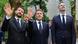 O presidente Jakov Milatovic (esq.) e o premiê Milojko Spajic (dir.), de Montenegro, com o presidente francês Emmanuel Macron O presidente Jakov Milatovic (esq.) e o premiê Milojko Spajic (dir.), de Montenegro, com o presidente francês Emmanuel Macron