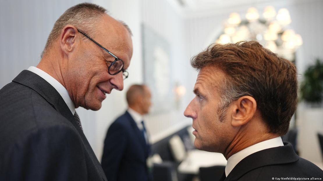 Kancelari gjerman Friedrich Merz dhe presidenti francez Emmanuel Macron duke biseduar kokë më kokë në samitin BE - Ballkani Perëndimor, që u zhvillua në Mal të Zi.