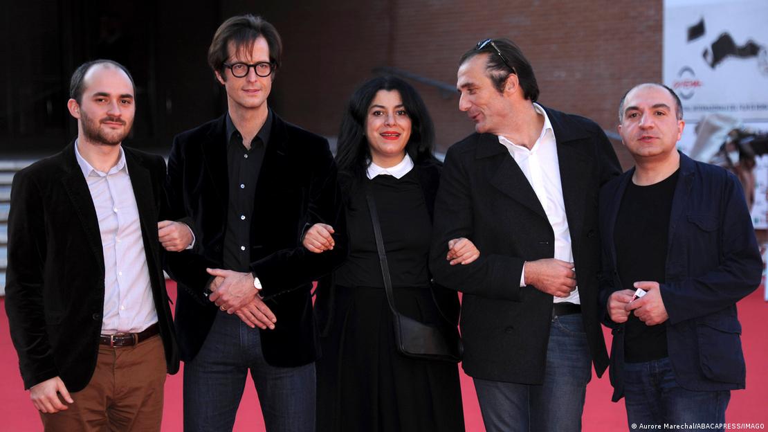 Marjane Satrapi (centro) junto a su marido Mattias Ripa (segundo desde la izquierda) en el Festival de Cine de Roma en 2012, donde presentaron la película "La Bande Des Jotas".