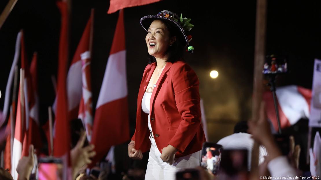 Keiko Fujimori sorri no palco cercada por apoiadores no último evento de campanha de 2026 Keiko Fujimori sorri no palco cercada por apoiadores no último evento de campanha de 2026