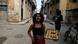 Vendedora ambulante ofrece dulces caseros, en La Habana, en medio de la escasez diaria que viven los cubanos. Vendedora ambulante ofrece dulces caseros, en La Habana, en medio de la escasez diaria que viven los cubanos.