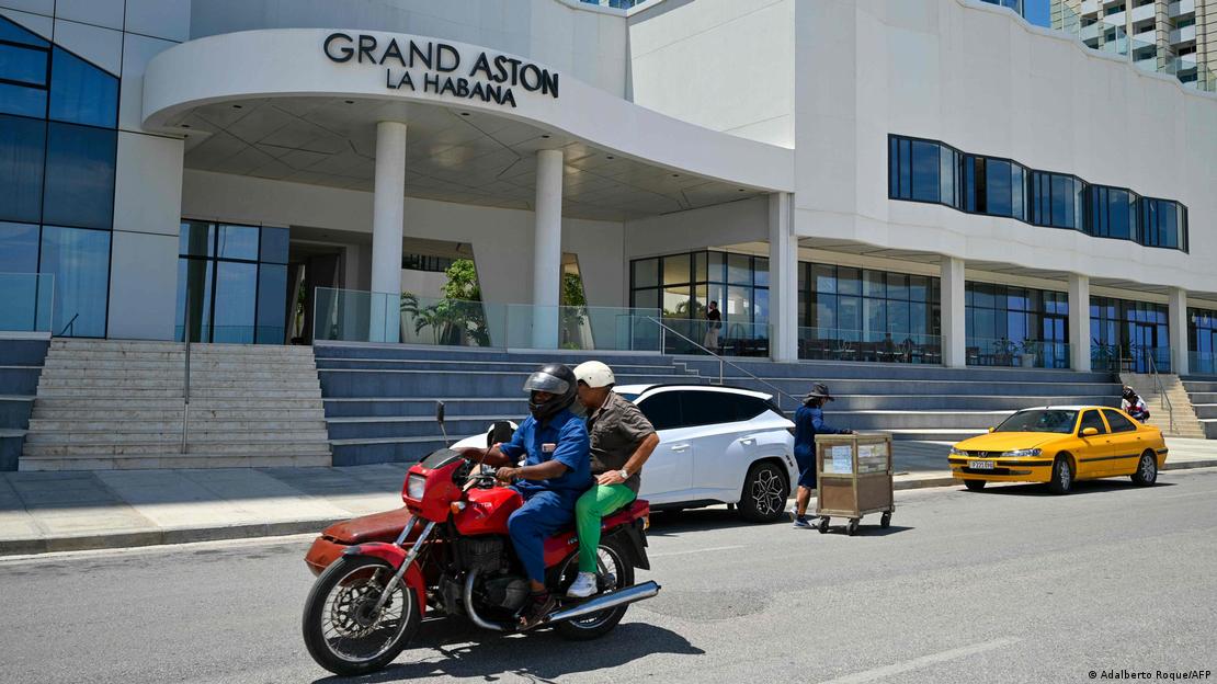 Vista del Grand Aston, uno de los hoteles afectados por las sanciones de Estados Unidos, en La Habana, desde la calle, por donde transitan algunos vehículos Vista del Grand Aston, uno de los hoteles afectados por las sanciones de Estados Unidos, en La Habana, desde la calle, por donde transitan algunos vehículos