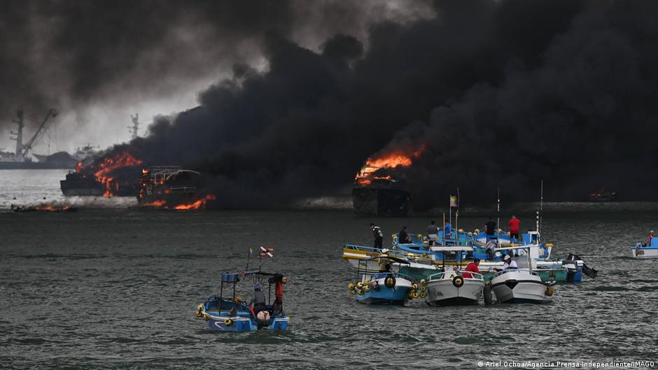 Incendio destruye 35 embarcaciones en puerto de Ecuador