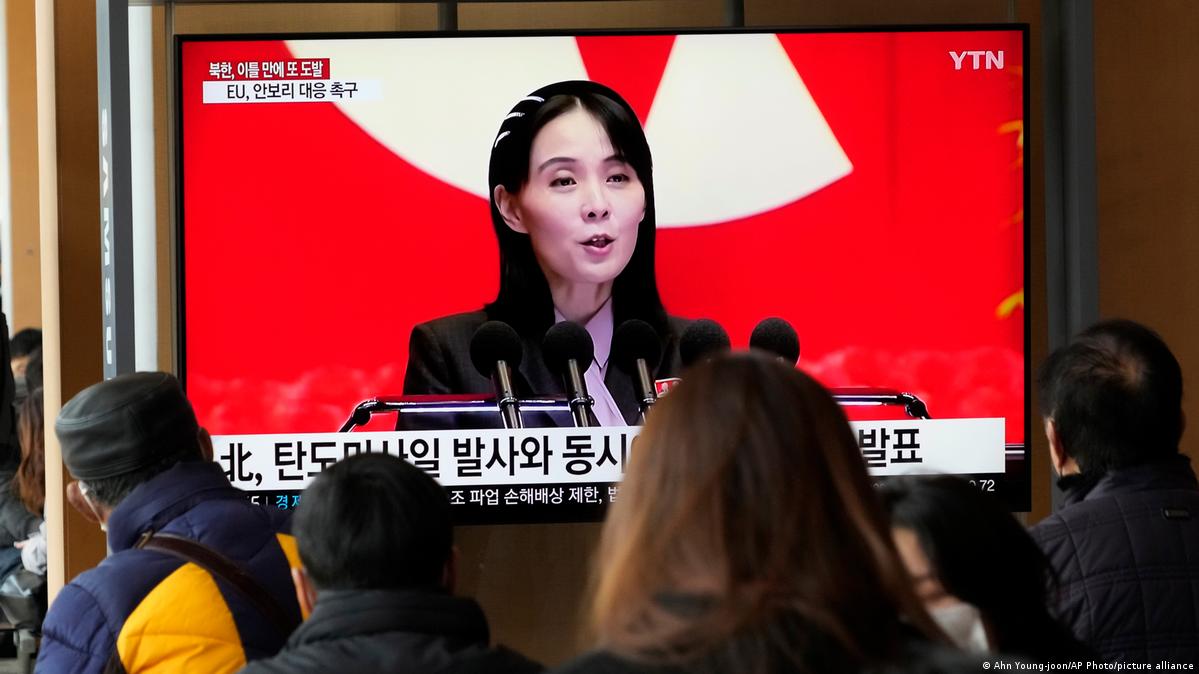 金与正以其针对美国和韩国的激烈言辞而闻名，其是朝鲜劳动党中央委员会成员，也是金正恩最亲近的顾问之一。