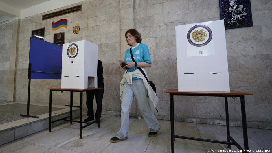 Η Αρμενία πηγαίνει στις κάλπες με τη Ρωσία να κοιτάζει