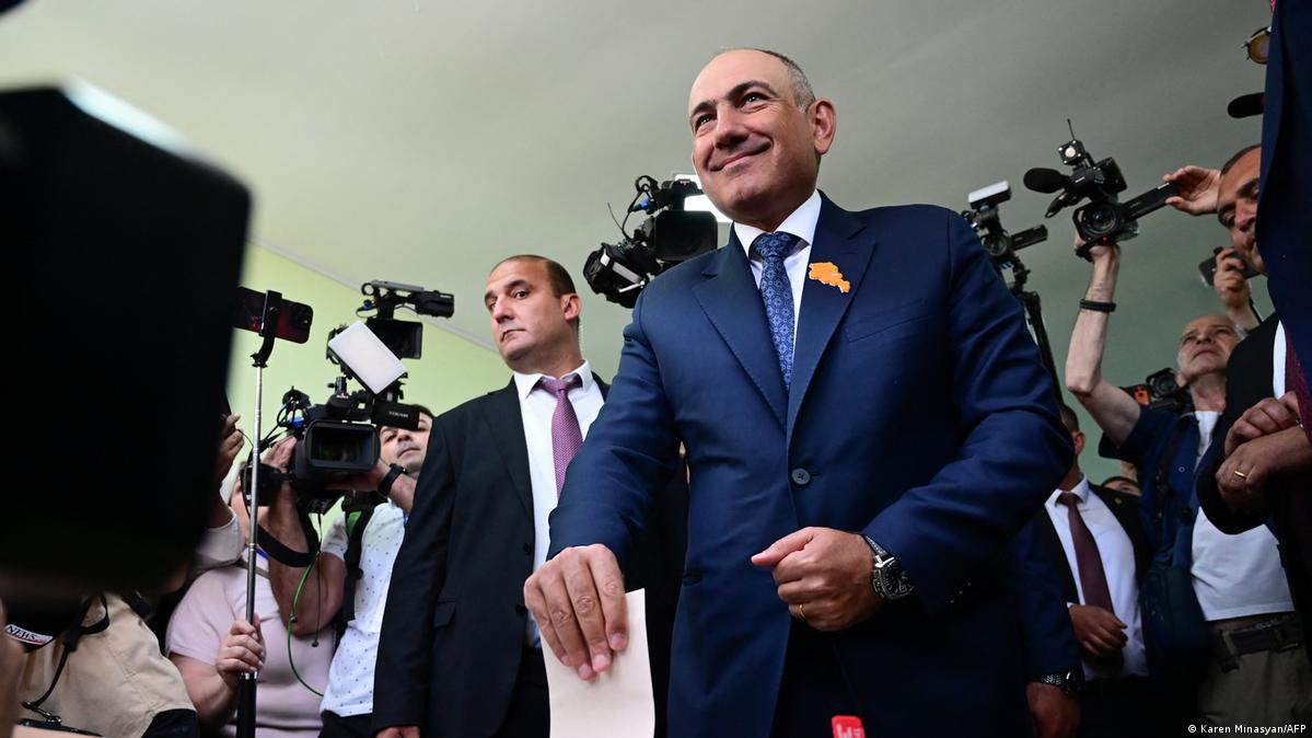 Ermənistanın Baş naziri Nikol Paşinyanın seçkilərdə səs verməsi
