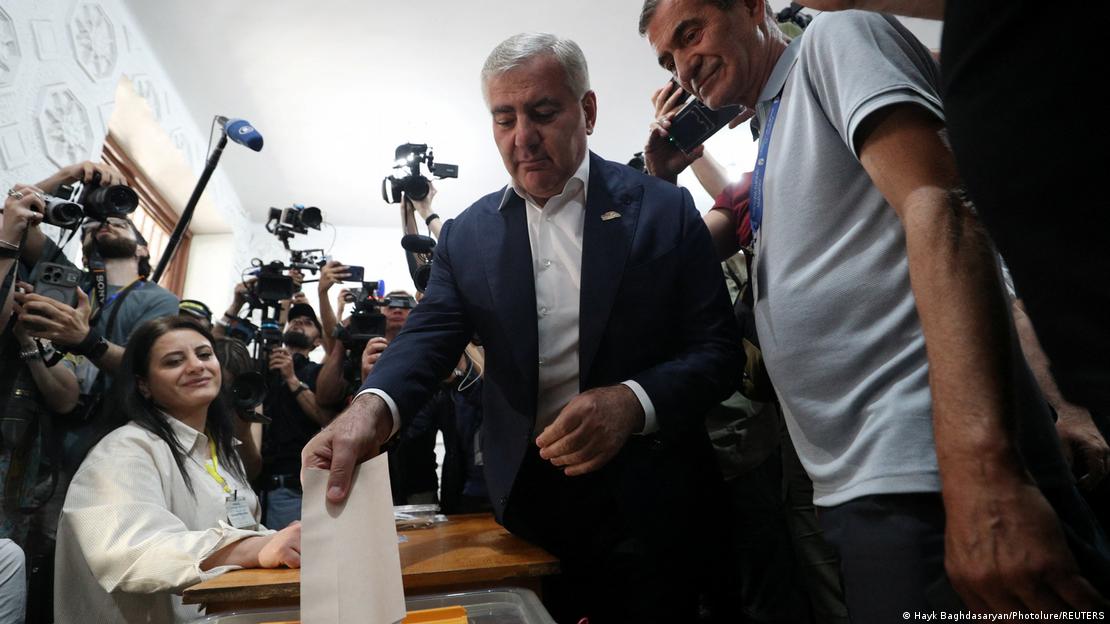 Samvel Karapetyan liderliğindeki Rusya yanlısı Güçlü Ermenistan bloğu beklediği oyu alamadı. Karapetyan oyunu kullanırken görülüyor. Samvel Karapetyan liderliğindeki Rusya yanlısı Güçlü Ermenistan bloğu beklediği oyu alamadı. Karapetyan oyunu kullanırken görülüyor.