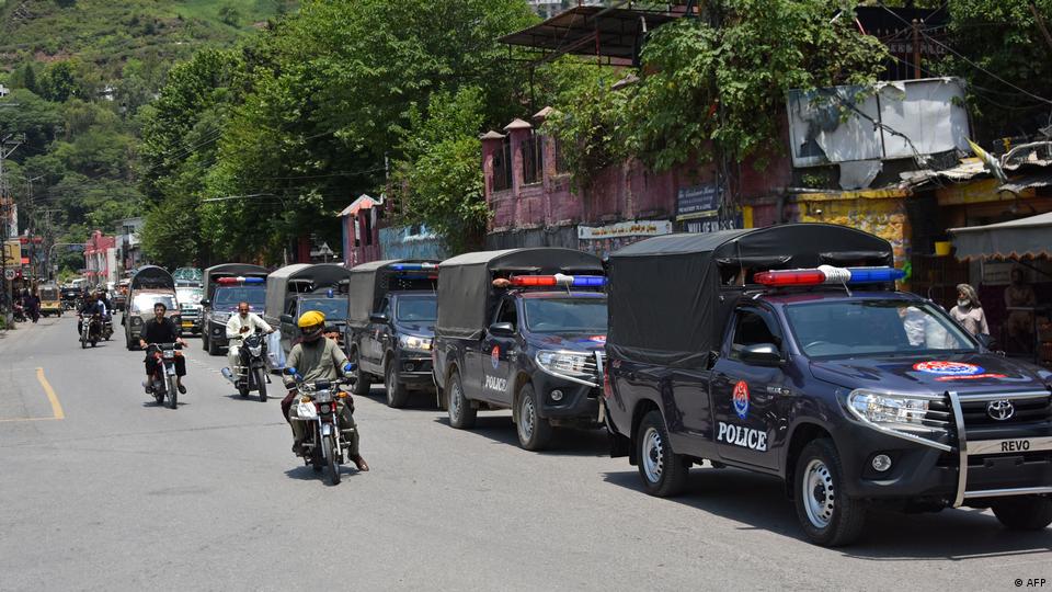 7 جون 2026 کو پاکستان کے زیر انتظام کشمیر کے دارالحکومت مظفرآباد میں جوائنٹ عوامی ایکشن کمیٹی (JAAC) کے احتجاج سے پہلے ایک سڑک پر گشت کرتے ہوئے مسافر سکیورٹی اہلکاروں کے پاس سے گزر رہے ہیں 7 جون 2026 کو پاکستان کے زیر انتظام کشمیر کے دارالحکومت مظفرآباد میں جوائنٹ عوامی ایکشن کمیٹی (JAAC) کے احتجاج سے پہلے ایک سڑک پر گشت کرتے ہوئے مسافر سکیورٹی اہلکاروں کے پاس سے گزر رہے ہیں