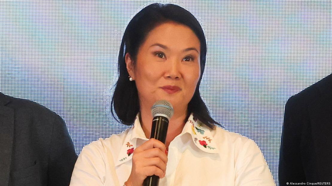 Keiko Fujimori habla ante la prensa en un hotel de Lima. Keiko Fujimori habla ante la prensa en un hotel de Lima.