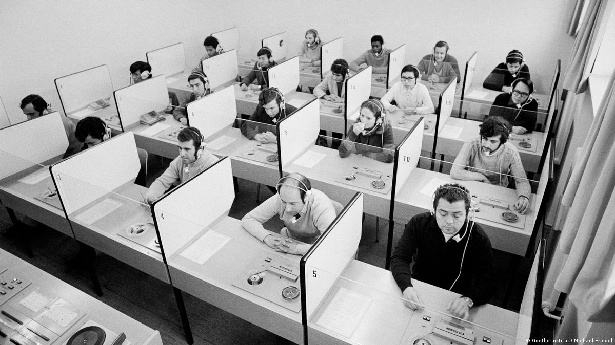 The Goethe-Institut has been teaching the German language for 75 years; here in the language lab in Munich, 1984 Image: Goethe-Institut / Michael Friedel