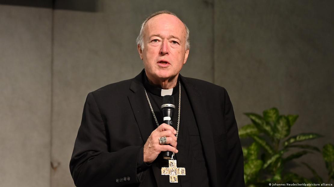 El cardenal Robert Walter McElroy, arzobispo de Washington D.C., destituyó al exorcista Stephen Rossetti tras sus declaraciones sobre ovnis y demonios.