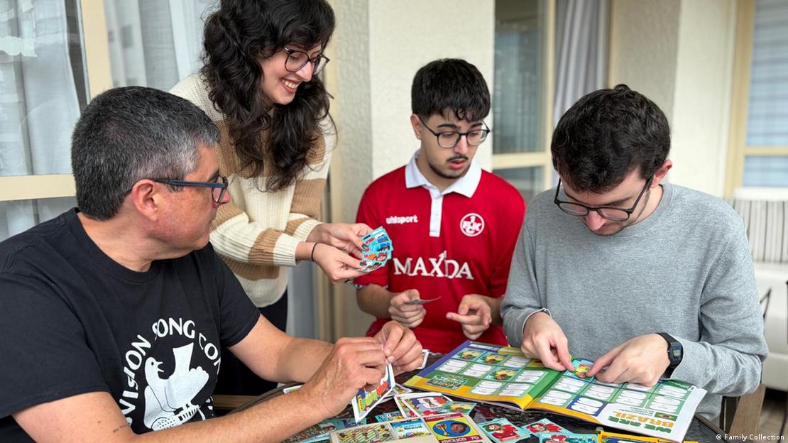 O jornalista Marcelo Duarte colando figurinhas com os filhos O jornalista Marcelo Duarte colando figurinhas com os filhos