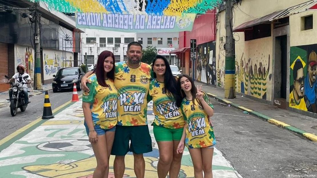 Celso Mendes e sua família na rua com decoração pronta para Copa Celso Mendes e sua família na rua com decoração pronta para Copa
