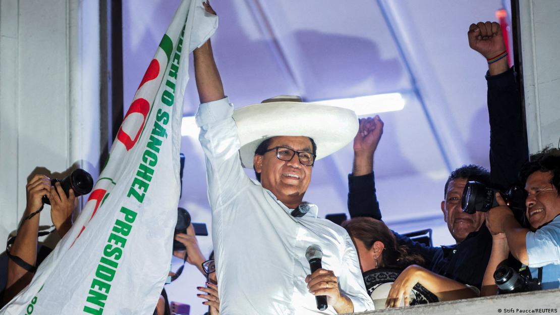 Sánchez con su típico sombrero alza la bandera de su partido Juntos Por El Perú. Sánchez con su típico sombrero alza la bandera de su partido Juntos Por El Perú.
