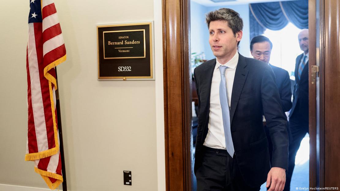 Sam Altman, Senato'daki bir toplantı sonrası Kongre binasındaki bir ofisten çıkarken görülüyor