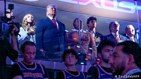 Los abucheos al presidente superaron los aplausos de una minoría de aficionados reunidos en el Madison Square Garden, mientras se entonaba el himno de Estados Unidos. El presidente de Estados Unidos,