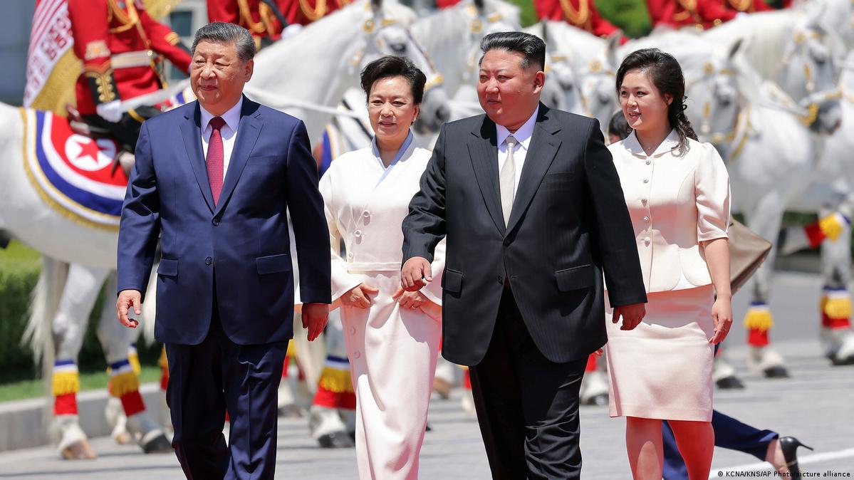 习近平与金正恩在周一的欢迎仪式上