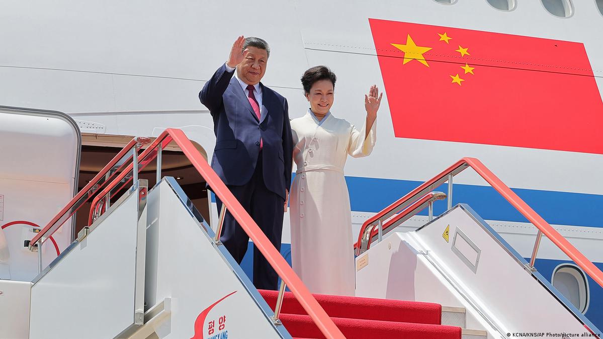 Nordkorea Pjöngjang 2026 | Xi Jinping & Peng Liyuan bei Ankunft am Flughafen 中国福建一间鞋厂9日起火,共计28人罹难。 中国国家主席习近平下令尽快查明事故原因并严肃追责。图为习近平6月出访。
